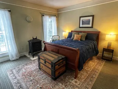 Basil Brook: Colonial-Chic House - near Jay Peak! Hotel in zona Hazen's Notch Association Trails