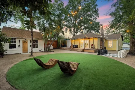 Calistoga Dream Inn Отели рядом с достопримечательностью «The Carmel Gallery in Calistoga»