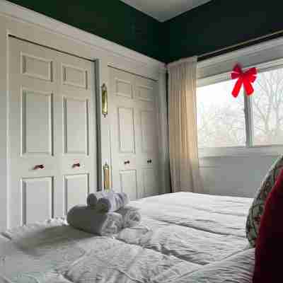 Downtown Spacious Apt with king bedroom, Formal Dining, and balcony! Rooms