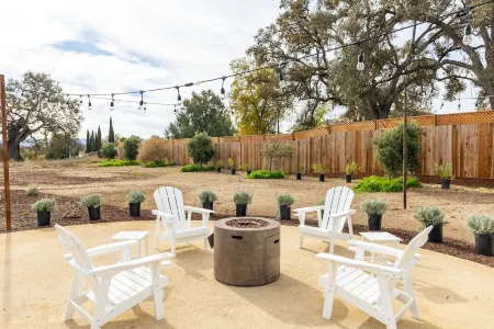 Resort-Like Amenities Inside & Out, Close to Downtown Paso, Great for Families Отели рядом с достопримечательностью «Studios on the Park»