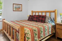 Mt. Rainier Chalet w/ Sauna-Game Table-Hot Tub-Massage Chair-EV-WiFi