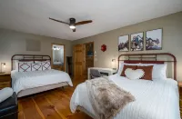 Family Vacay in the Mtn's with  Hot Tub, Fire Pit, Pools & Dog Friendly w/ Games