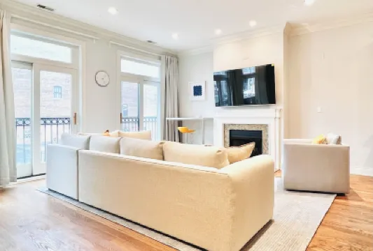 Beautiful Downtown 3BR with Free Parking のホテル