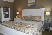 Beautiful Lakefront Condo with Boat Slip, Pool Access and Great Location!