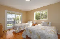 Large Home w/ 2 covered Pickleball Courts near Volcano National Park sleeps 16