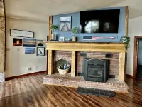 THE LOFT, Beautiful Deck Views, Steps from the Lake, Nights Around the Fire Pit 허드슨 호텔