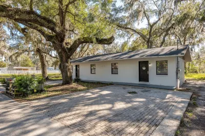 Charming Silver Springs Duplex Hotels near Silver Springs State Park