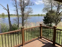 Lake & Oaks Hideaway- Hidden Cabin on Private Lake
