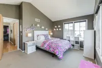 Walk to Downtown • 3Br/3BA Townhome • Garage + Porch