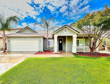 Spacious 5-Bedroom home w/ Pool & Hot Tub Отели в г. Фресно