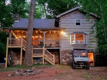 AUTHENTIC LAKEFRONT LOG CABIN-SLEEPS 10.  PRIVATE DOCK.  FIREPIT.