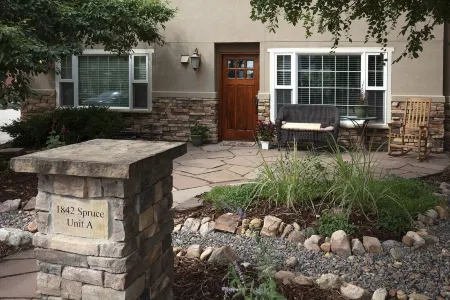 Downtown Boulder Oasis. 3 Blocks from Pearl St Mall. 4 bedrooms and 2 full baths Отели в г. Боулдер