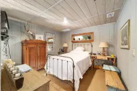 Couples Retreat!  Luxury Cottage directly on the Rainbow River Hotels near KP Hole Park