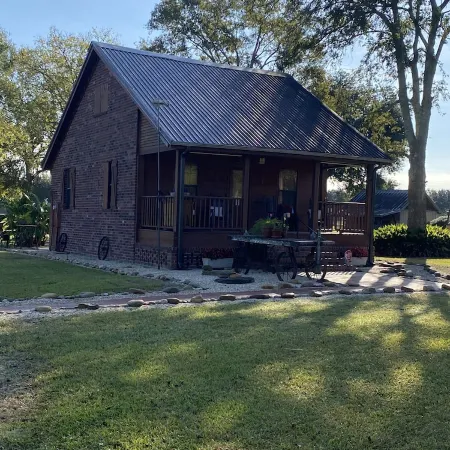 Cajun Country at its best. Private Acadian style guest house on estate property.