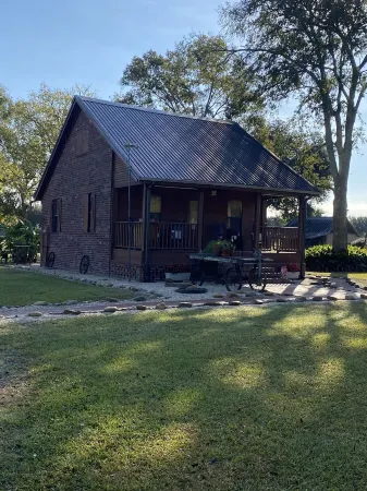 Cajun Country at its best. Private Acadian style guest house on estate property.