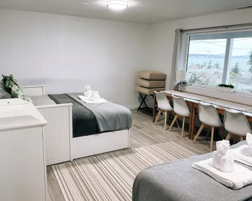 Sunrise Camano View Retreat: HotTub, Grill, Games, Pet & Family-Friendly! Hotels in Camano