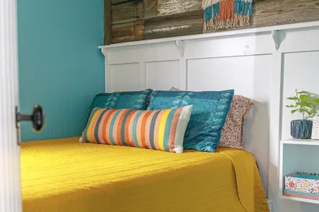 Happy Harbor:  cute cottage 1 block from Indian Lake. Отели в г. Расселлс Пойнт