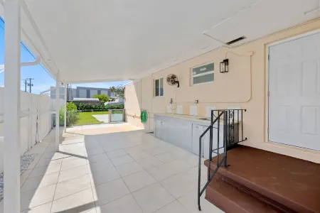 3BR Smart home, close to airport, Fast WiFi, Free private parking, Patio & Grill