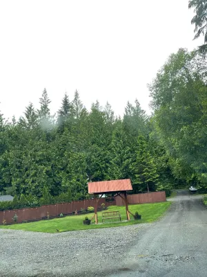 Barrel sauna, two plug-play hot tubs ,pool table Mt View private trail to river Hotels near Seattle Premium Outlets