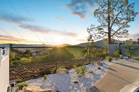 Upscale Resort House /Views, Saltwater Pool/Spa !