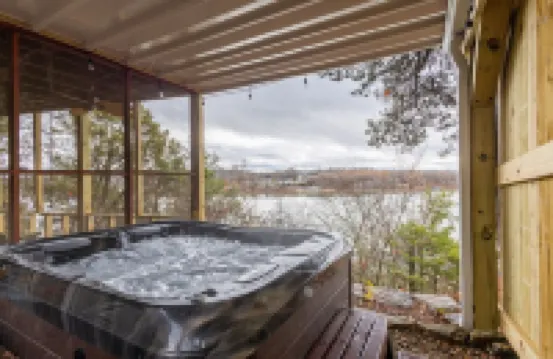 Charming Cottage-Romantic-Table Rock Lake Views-Silver Dollar City-Hot Tub-WiFi Hotels in Shell Knob