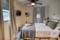 A cozy treehouse cabin in the heart of Pinetop.