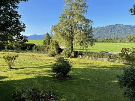 Beautiful vacation home in a large park with mountain views Отели рядом с достопримечательностью «Lidl»