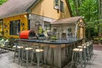 Lake Naomi Forest Oasis Retreat with Hot Tub & Lounging Galore