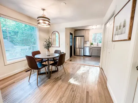 Charming 2 BR Townhome in the Heart of Homewood Отели рядом с достопримечательностью «Университет Самфорд»