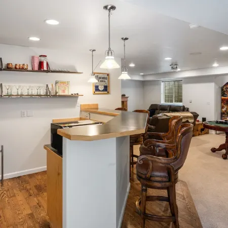 Large home w/ hot tub, cinema, bar/game room