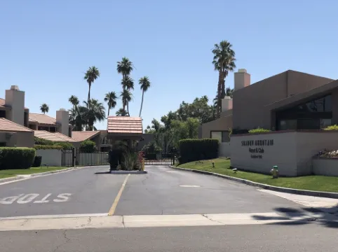 Prime Location! Renovated Studio at Shadow Mountain Resort, Steps from El Paseo.