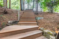 Hip Modern Studio in serene central Bellevue with AC, WiFi, Kitchen, TV