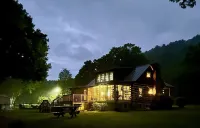 Just off I-77, Beautiful log cabin, antiques/wonderful experience for 2, wifi/TV