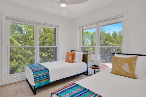 MILLION DOLLAR VIEW very private 4 bedroom resort with pool, pier, kayaks, spa