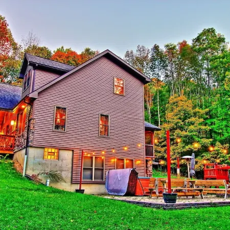 Hidden Gem💎Large Ellicottville Chalet🍁Woods⛷ Hot Tub 🕹️ Arcade Fun 🔥Fire Pit