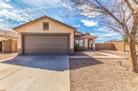 Family-Friendly Luxury ~ 1-Level Remodel, King Suite, BBQ Pergola & Golf Nearby