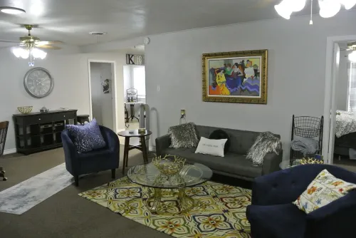 Charming 2-bedroom Craftsman in Vernon with AC, Wi-Fi and large back porch. Hotels in Vernon