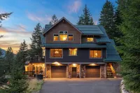 A PNW dream! Hot Tub, Views, Firepits, Games, Hiking and Epic Location!