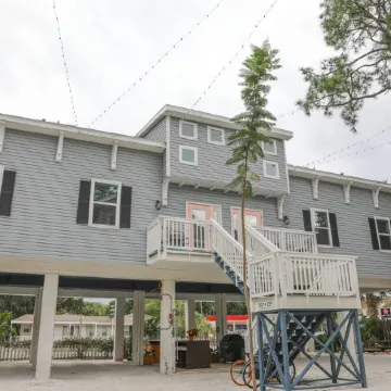 Hawk Nest Apartment-Walk to downtown & the water! New heated POOL!