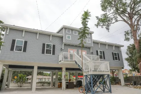 Hawk Nest Apartment-Walk to downtown & the water! New heated POOL! Отели в г. Данедин