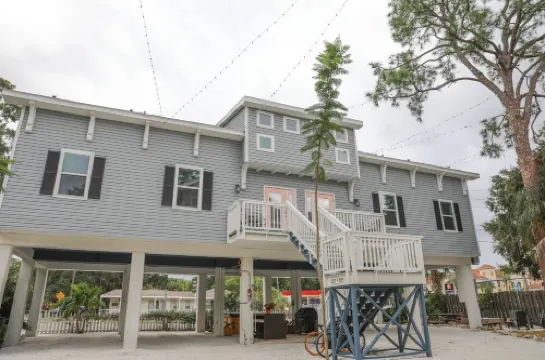 Hawk Nest Apartment-Walk to downtown & the water! New heated POOL!