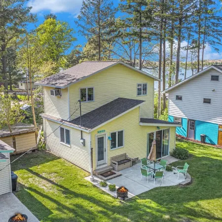 Schooner and Whoop-Ti-Do Cottages: Private Beach on Silver Lake!