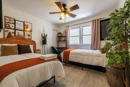 Haus Of Hues: MDRN Bright Peaceful Private Apt Отели в г. Эванстон