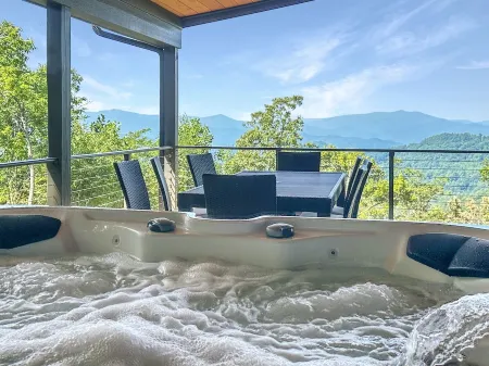 The Overlook- Modern Elegance, near downtown Bryson City, amazing sunset view
