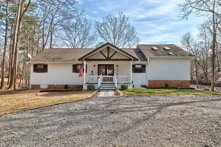 Beautifully renovated lakefront home on Lake Wateree. 3BR/3BA. Pet-Friendly!