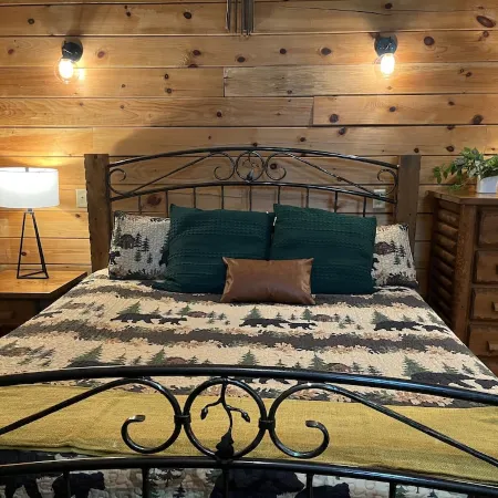Cozy Cabin located close to Shenandoah National Park, Wineries, and Breweries.