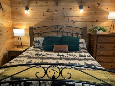 Cozy Cabin located close to Shenandoah National Park, Wineries, and Breweries.