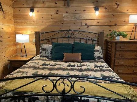 Cozy Cabin located close to Shenandoah National Park, Wineries, and Breweries.