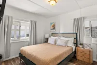 Newly Updated! - Oceanview Sea Gem Cottage- Bikes/ Boards,10 sec walk to beach