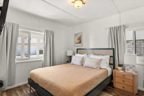 Newly Updated! - Oceanview Sea Gem Cottage- Bikes/ Boards,10 sec walk to beach